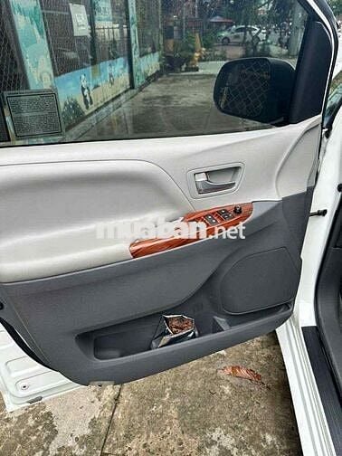 Toyota Sienna 2016 3.5LE màu trắng