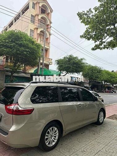 Toyota Sienna 2015 3.5LE màu vàng cát