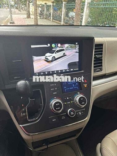 Toyota Sienna 2015 3.5LE màu vàng cát