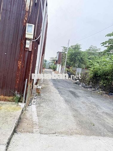 cho thuê kho 95m2 giá 5tr ngay ngã tư 4 mặt tiền chính chủ k trung gia