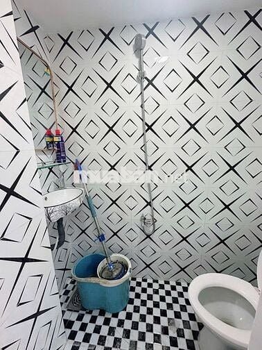 Bán nhà cạnh ngã tư bốn xã, 3 tầng, giá nhỉnh 2 tỷ