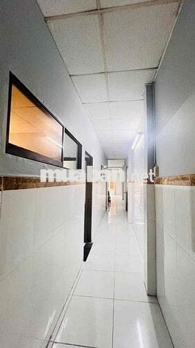 NHÀ RỘNG. 4,5*30. CẤP 4 : 2PN. WC. SÂN TRƯỚC. SÂN SAU
