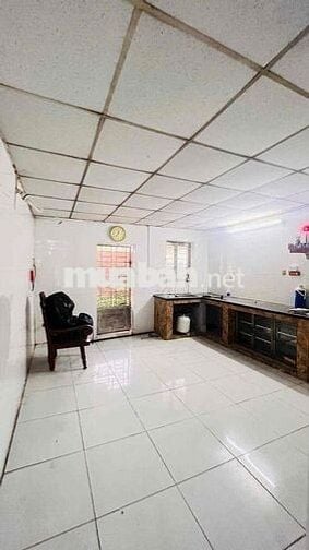 NHÀ RỘNG. 4,5*30. CẤP 4 : 2PN. WC. SÂN TRƯỚC. SÂN SAU