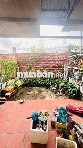 NHÀ RỘNG. 4,5*30. CẤP 4 : 2PN. WC. SÂN TRƯỚC. SÂN SAU