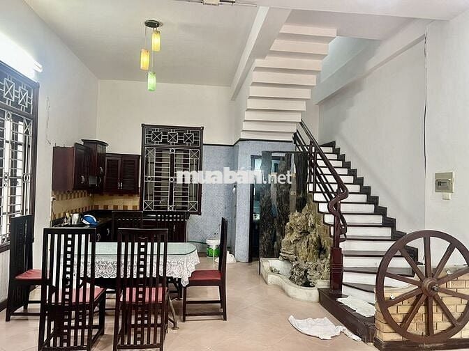 Cho thuê nhà biệt thự 3 mặt thoáng, phố Lâm Du, đầu cầu Chương Dương