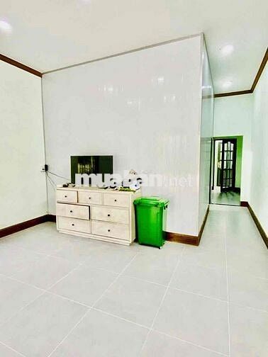 Nhà Biệt Thự Sân Vườn DT 400m2 Có 2Pn 2Wc Hẻm Xe Tải Khuôn Viên Rộng