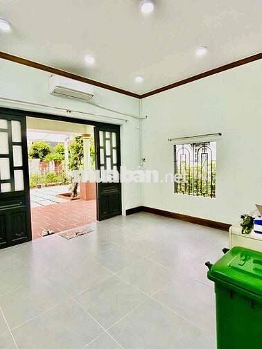 Nhà Biệt Thự Sân Vườn DT 400m2 Có 2Pn 2Wc Hẻm Xe Tải Khuôn Viên Rộng