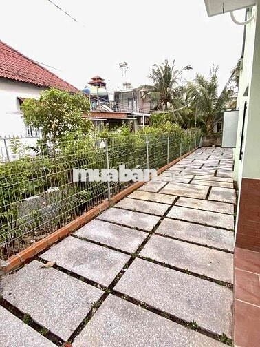Nhà Biệt Thự Sân Vườn DT 400m2 Có 2Pn 2Wc Hẻm Xe Tải Khuôn Viên Rộng