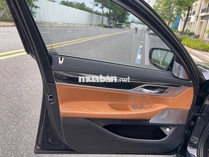 BMW 74LI sx 2022 màu xanh Cavasite siêu êm ái