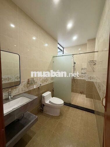 NHÀ LÀM VP, DẠY HỌC, MỖI PHÒNG RỘNG HƠN 40M2 NGAY CC HIMLAM PHÚ ĐÔNG