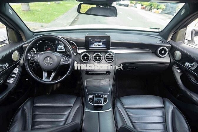 Mercedes- Benz GLC300 Đklđ 2020- trả trước 360Tr