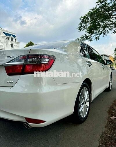 Toyota Camry Trắng 2018 2.0E 1 chu mua mới từ đầu