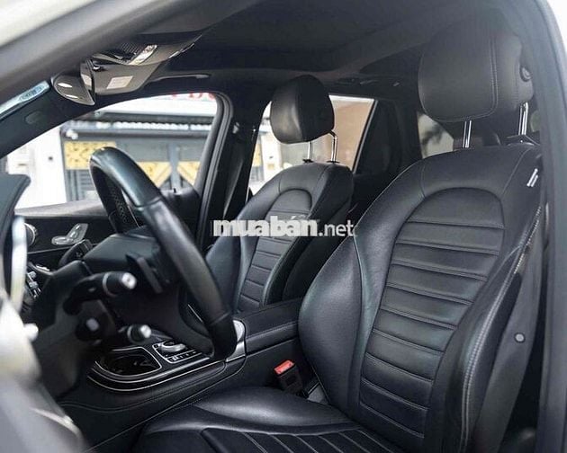 Mercedes- Benz GLC300 Đklđ 2020- trả trước 360Tr