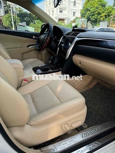 Toyota Camry Trắng 2018 2.0E 1 chu mua mới từ đầu