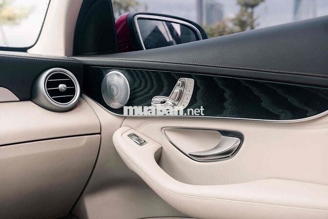 Mercedes GLC300 4Matic - ĐKLĐ 2020 - Đỏ Kem
