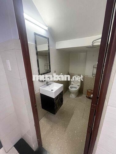 còn 1 phòng trống có cửa sổ ban công. lầu 1 giờ giấc tự do