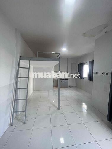 còn 1 phòng trống có cửa sổ ban công. lầu 1 giờ giấc tự do