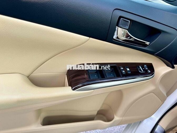 Toyota Camry Trắng 2018 2.0E 1 chu mua mới từ đầu