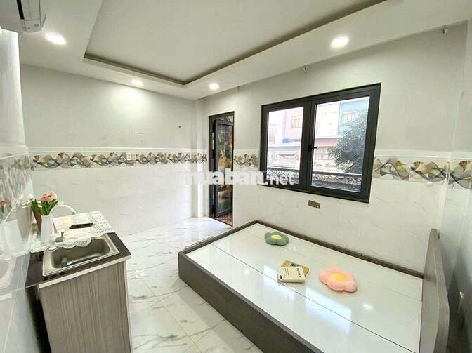 Trống phòng Ban công - sẵn nội thất gần Ngã 4 Bốn Xã