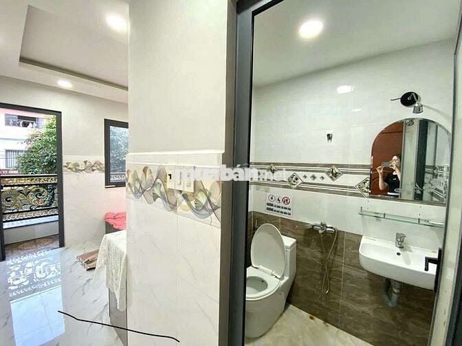 Trống phòng Ban công - sẵn nội thất gần Ngã 4 Bốn Xã