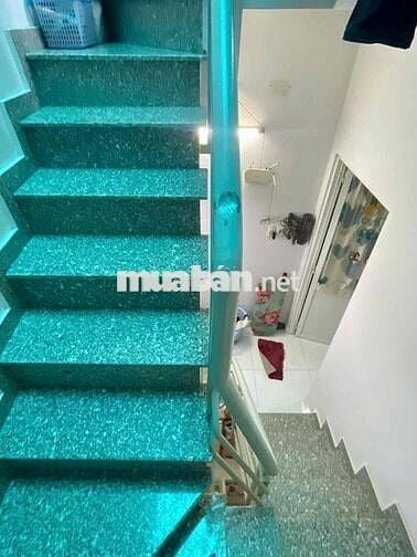 Nhà 2 lầu sân thượng, gần trường đại học công thương, tân phú