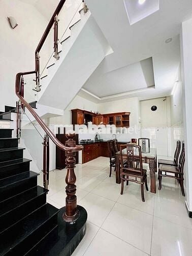 NHÀ SẠCH SẺ DT 110m2 1TRỆT 1LẦU 2PN 3WC HẺM XE TẢI SÂN XE MÁY CỔNG RÀO