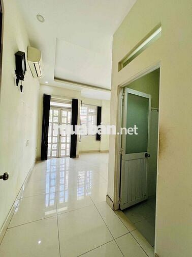 NHÀ SẠCH SẺ DT 110m2 1TRỆT 1LẦU 2PN 3WC HẺM XE TẢI SÂN XE MÁY CỔNG RÀO