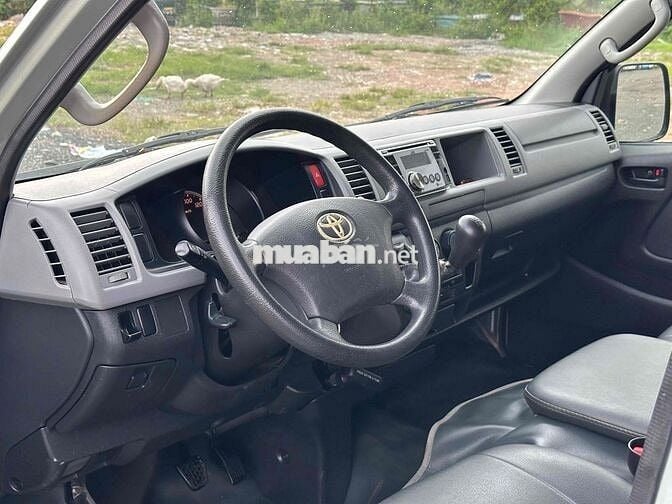 Toyota Hiace - Máy xăng - 2011 - Cơ quan thanh lý