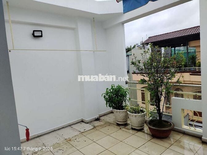 Nhà riêng - 102m2 - 2 phòng ngủ -  2 toilet+ full nội thất+ ban công..