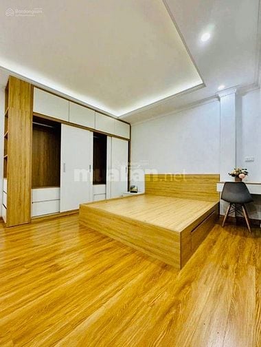 Cho thuê nhà 5 tầng ngay chân cầu Long Biên