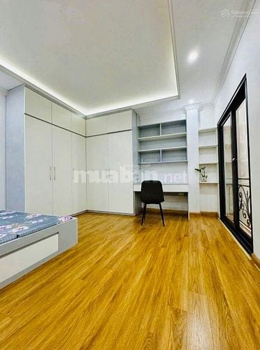 Cho thuê nhà 5 tầng ngay chân cầu Long Biên