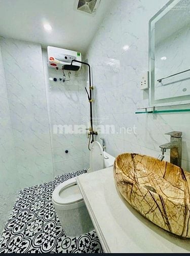 Cho thuê nhà 5 tầng ngay chân cầu Long Biên