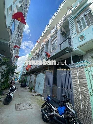 Nhà 3 tầng nguyên căn 4 phòng ngủ giáp quận 6