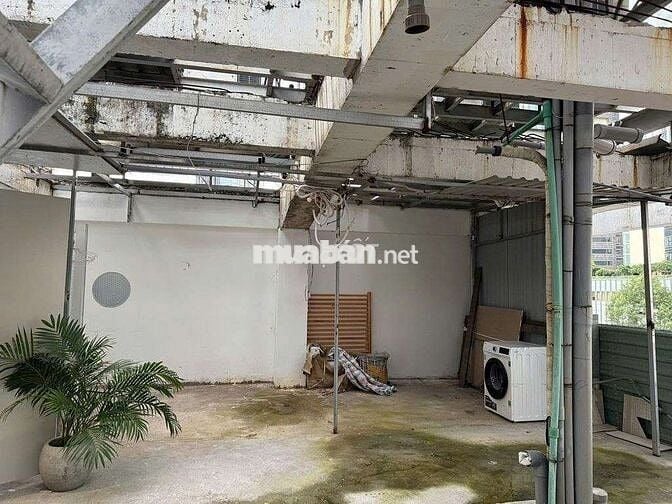 Sân thượng 160m2 ngay cửa Đông chợ Bến Thành. Giá chỉ 4x