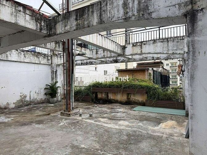 Sân thượng 160m2 ngay cửa Đông chợ Bến Thành. Giá chỉ 4x
