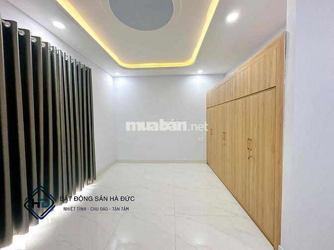 Nhà 2 lầu 5x20 mới đường lớn vỉa hè rộng, có sân để xe hơi