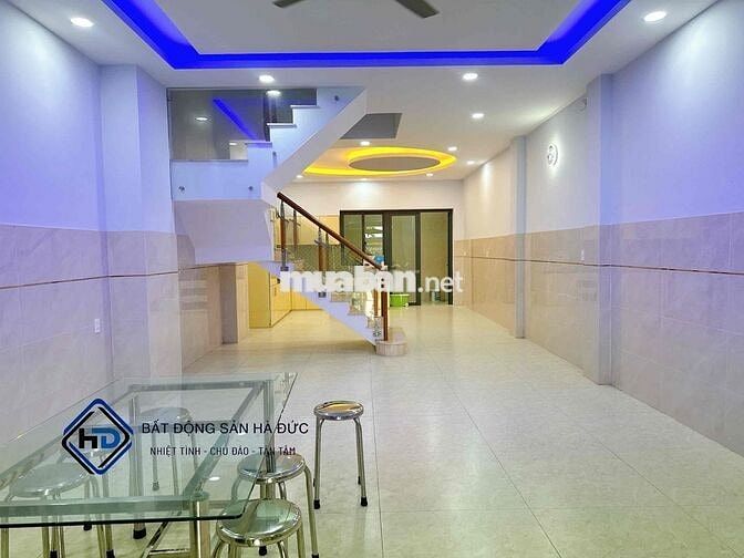 Nhà 2 lầu 5x20 mới đường lớn vỉa hè rộng, có sân để xe hơi