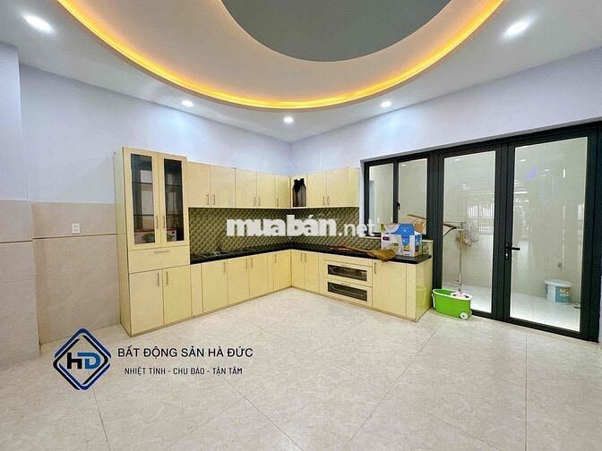 Nhà 2 lầu 5x20 mới đường lớn vỉa hè rộng, có sân để xe hơi