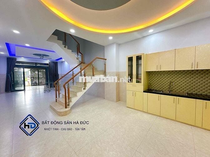 Nhà 2 lầu 5x20 mới đường lớn vỉa hè rộng, có sân để xe hơi