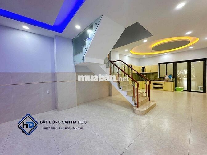 Nhà 2 lầu 5x20 mới đường lớn vỉa hè rộng, có sân để xe hơi