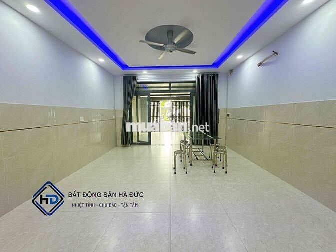 Nhà 2 lầu 5x20 mới đường lớn vỉa hè rộng, có sân để xe hơi
