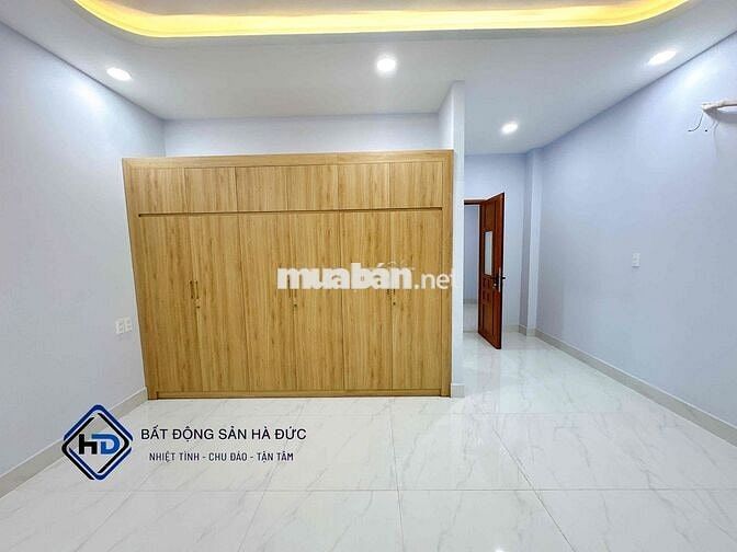 Nhà 2 lầu 5x20 mới đường lớn vỉa hè rộng, có sân để xe hơi