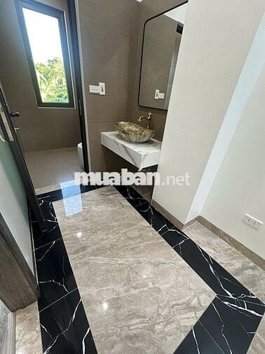 Cần bán nhà 35m2, 2 phòng ngủ tại Nhật Tân - Tây Hồ