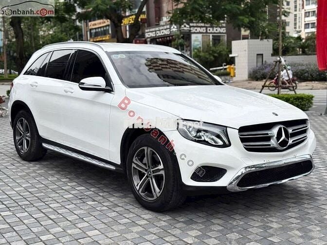 Mercedes GLC 200 trắng nội thất kem model 2018