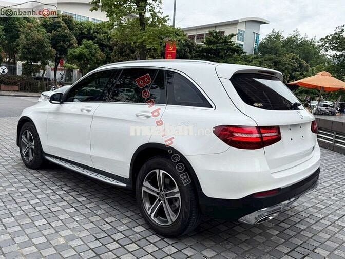 Mercedes GLC 200 trắng nội thất kem model 2018