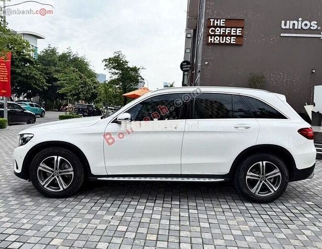 Mercedes GLC 200 trắng nội thất kem model 2018