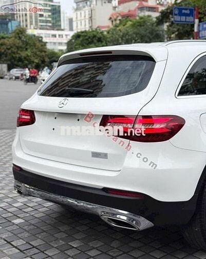 Mercedes GLC 200 trắng nội thất kem model 2018