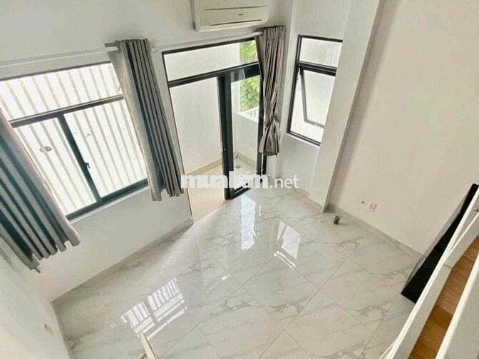 Căn hộ dịch vụ có gác, ban công - Ngay ngã tư Hàng Xanh