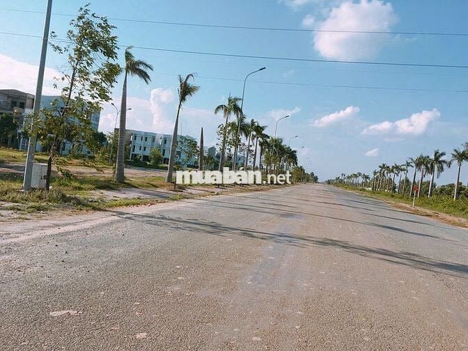 KHO VĂN PHÒNG GÓC 2 MẶT TIỀN 10X20 200M2 + SÂN 200M2 + Bảo Vệ 24/7