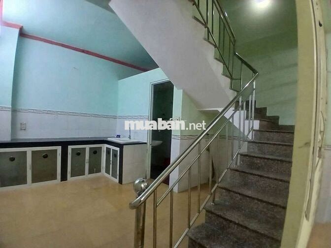 Nhà 1 lầu có săn máy lạnh đ47 HBC 8tr/ tháng